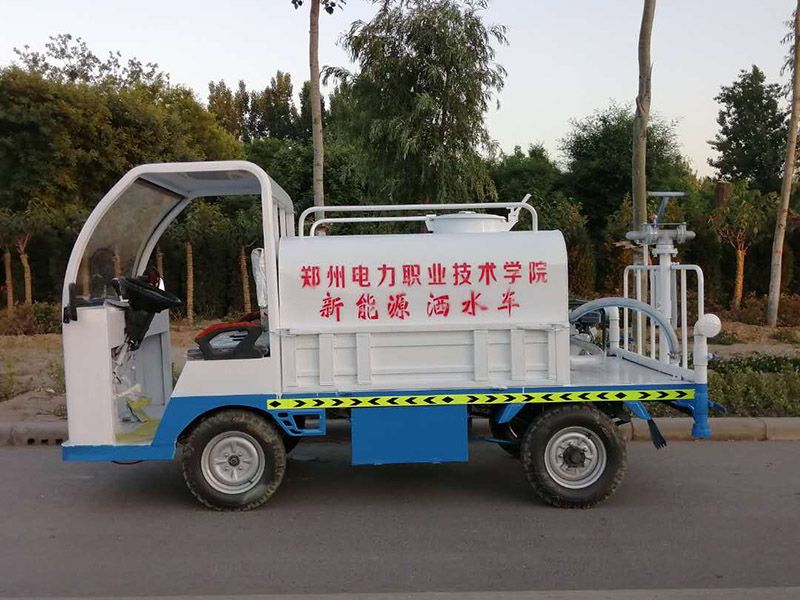 新能源四轮洒水车