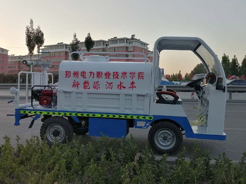 新能源四轮洒水车