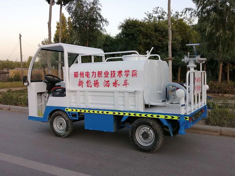 新能源四轮洒水车